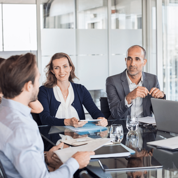 Менеджмент. Три человека. Человек сидит за столом в офисе. Business meeting.